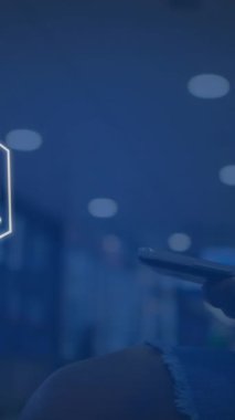 Afro-Amerikan kadınlarının orta kesiminde akıllı telefon kullanan dijital simgelerin canlandırılması. Küresel ağ ve iş teknolojisi kavramı