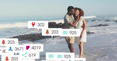 Kıyı şeridinde yürüyen, öpüşen bir adam sosyal medya uyarılarına neden oluyor. Romantizm, bağlantı, sükunet, dijital etkileşimler, sahil manzarası, mutluluk, rahatlık