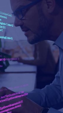 Ofiste bilgisayar üzerinde çalışan birinin kod animasyonunu programlıyorum. Teknoloji, kodlama, çalışma alanı, masa, iş, sanal