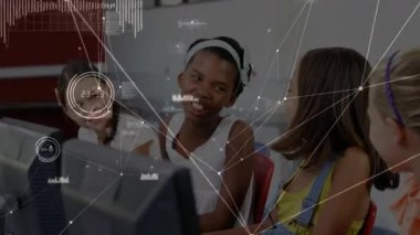 Dört öğrenci bilgisayar izliyor, kız işaret ediyor, ağ gösteren yüzen düğümlerle yazı yazıyor. İşbirliği, takım çalışması, eğitim, teknoloji, gençlik, dijital, öğrenim