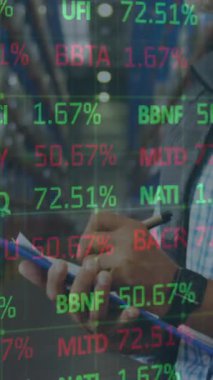 Depoda çalışan adamın finansal veri işleme animasyonu. küresel gönderim ve bağlantılar konsepti dijital olarak oluşturulmuş video.