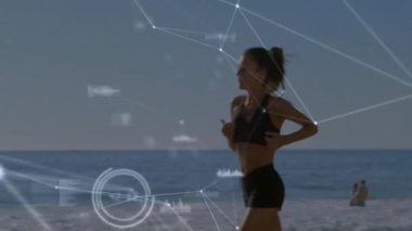 Kamera görüntülerine göre koşucu plajda koşuyor ve verileri harekete bağlıyor. Açık hava, fitness, dijital, görselleştirme, spor, sağlık, manzara