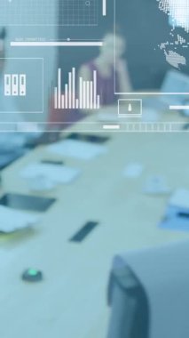 Küre animasyonları, bar yüklemeler, iş arkadaşlarına beyaz tahtadaki stratejiyi açıklayan çeşitli adamlar. Grafikler, dijital kompozit, rapor, iş, küreselleşme, planlama ve takım çalışması kavramı.