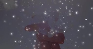 Erkek, kadın omuzlarını kaldırırken, geriye doğru eğilerek hayat tarzı yıldızların ışıltısını yakar. Romantizm, neşe, şefkat, açık hava, güneşli, canlı, bağlantı