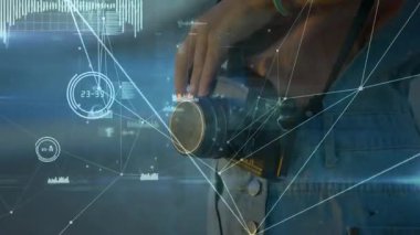 Kadın kamerayı tutuyor ve odak halkasını döndürüyor. Veri ağını etkinleştiriyor. Kamera kalibrasyonunu ayarlıyor. Teknoloji, yenilik, dijital, ağ, kalibrasyon, fotoğrafçılık, fütüristik