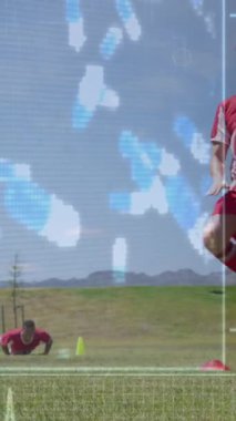 Oyun parkında egzersiz yapan erkek oyuncular üzerinde tıbbi yapıyla arayüzün canlandırılması. Dijital bileşik, çoklu pozlama, molekül, spor, rekabet, egzersiz, uygulama, eğitim, fitness.