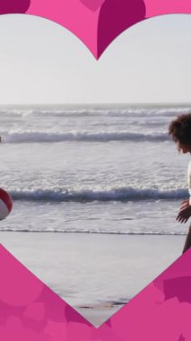 Çocuklar plajda topla oynarken kalp şeklinde pembe arka planlı animasyonlar yapıyorlar. Çocuklar, eğlence, yaz, deniz kenarı, oyunlar, eğlenceli