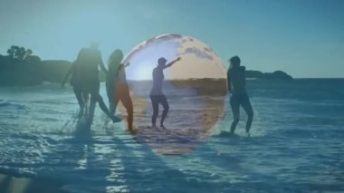 Dostlar gün batımında sörf yapmak için suya atlarlar. Dünya ve uçak simgelerinin yanıp söndüğü bir seyahat reklamı için. Kumsal, arkadaşlık, macera, açık hava, yaşam tarzı, hayat dolu, tasasız