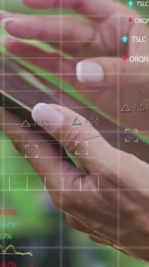 Tablet kullanan bir kadının finansal veri işleme animasyonu. Küresel finans, iş, bağlantılar, hesaplama ve veri işleme kavramı dijital olarak oluşturulmuş video.