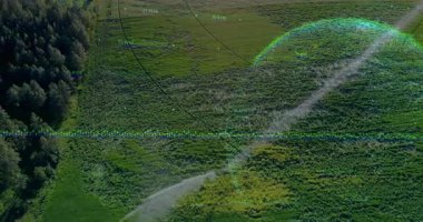 Pivot fıskiye döndürme ve alan sulama için yay püskürtme başlangıçta koordinat kaplamaları ile. Tarım, sulama, sürdürülebilirlik, kesinlik, insansız hava aracı, teknoloji, çevre