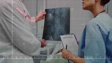 Doktor muayene odasına giriyor, titreşimli grafikle sağlık verilerini analiz etmek için pelvis röntgenini kaldırıyor. Tıbbi, sağlık, analiz, teşhis, profesyonellik, klinik, yenilik