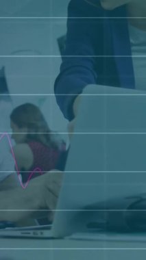 Kafkasyalı iş adamlarının iş görüşmesi üzerine veri işleme ve diyagramların animasyonu. Teknoloji, iş ve dijital arayüz kavramı dijital olarak oluşturulmuş video.