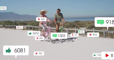 Üst düzey çiftler kıyı şeridinde pedal çeviriyor sosyal medyayı başlatıyorlar ve nişan büyümesini gösteriyorlar. Açık hava, macera, rahatlama, sağIık, manzara, boş zaman, iletişim