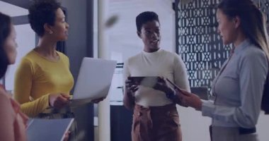 İş görüşmeleri sırasında nokta matris bölünmesinin yanında iş arkadaşlarımız tablet alışverişi yapıyor. İşbirliği, takım çalışması, beyin fırtınası, yenilik, iletişim, modernlik, profesyonel