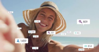 Seyirci büyümesi için plajda telefon uzatan gezgin tasarımcı. Dönen metreler öpüşme hareketi. Plaj, nüfuz edici, yaşam tarzı, canlı, eğlence, açık hava, sosyal medya