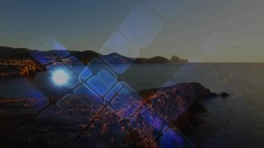 Sahilde parlayan güneş elmasların titremesine, sürüklenmesine kayalık sahili ortaya çıkarmak için soluklaşmasına neden olur. Deniz manzarası, sükunet, dijital, soyut, doğa, manzara