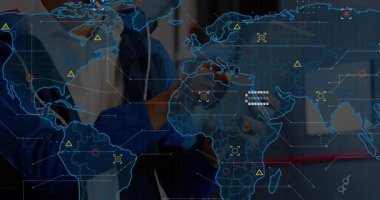 Teknoloji analisti tableti tıklatıyor, hologram haritasını analiz için veri simgeleriyle genişletiyor. Dijital, yenilik, fütürizm, veri, görselleştirme, bağlantı, analiz