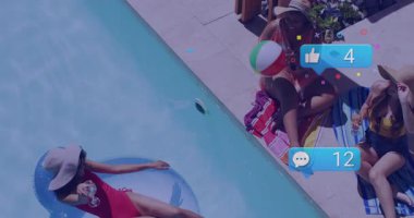 Üç arkadaş havuzda plaj topu atıyor ve yükselen sayıları gösteren sosyal medya simgeleri yaratıyorlar. Tatil, eğlence, yaşam tarzı, canlı, açık hava, arkadaşlık, rahatlama.