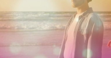 Okyanus batımında merceklerle kucaklaşan bir kadın seyahat içeriği için ışık saçıyor. Romantizm, sükunet, dostluk, nostalji, sükunet, siluet, günbatımı