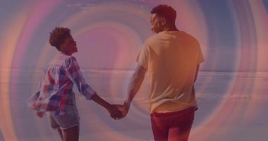 Çift kıyı boyunca el ele yürür ve seyahat pazarlaması için girdap oluşturur. Romantizm, bağlantı, huzur, manzara, rahatlama, arkadaşlık, uyum.