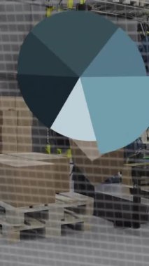 Depoda çalışan makinelerin üzerinde şema ve veri işleme animasyonları. Teknoloji, dağıtım ve dijital arayüz kavramı dijital olarak oluşturulmuş video.