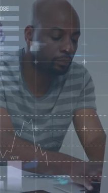 Afro-Amerikan bir adamın ofisteki akıllı telefonuyla konuşmasının istatistiksel veri işleme animasyonu. Bilgisayar arayüzü ve iş veri teknolojisi kavramı