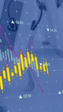 Bilgisayarlar üzerinden finansal veri işleme animasyonu. Küresel iş, finans, hesaplama ve veri işleme kavramı dijital olarak oluşturulmuş video.