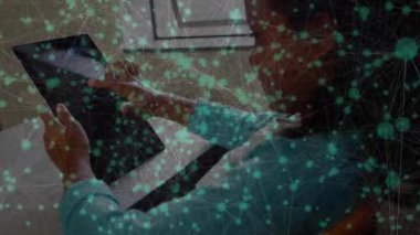 Kız siyah tablete uzanıyor, arayüzde geziniyor, ağ düğümü grafik teknolojisini keşfediyor. Çocuklar, teknoloji, dijital, elektronik, iletişim, eğitim, yenilik