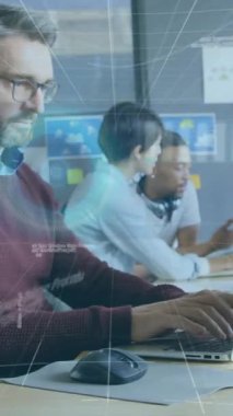 Dizüstü bilgisayarda çalışan, dijital arayüz animasyonu olan bir adam. Teknoloji, iş, yenilik, bilgisayar, profesyonel, sanal