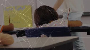 Öğretmen sınıfa giriyor ve ağ renklendirme yazısını üst üste koyarken ödev topluyor. Eğitim, sınıf, öğrenim, öğretim, öğrenciler, öneri, akademik