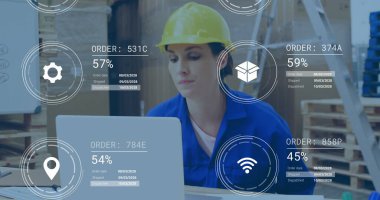 Kasklı lojistik işçisi depo istasyonundaki dizüstü bilgisayardan grafikleri güncelliyor. Sanayi, tedarik zinciri, envanter, organizasyonel, verimlilik, teknoloji, ulaşım