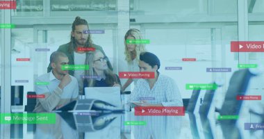 Cam ofiste dizüstü bilgisayarlar ve tabletlerle yazılım özellikleri gösteren beş profesyonel iş birliği yapıyor. Takım, yenilik, modern, takım çalışması, dijital, kurumsal, ofis