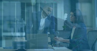 Konferans odasında dizüstü bilgisayarı inceleyen takım elbiseli, tablet ve çizelgelerle orta yaşlı bir adam. İşbirliği, takım çalışması, dijital, modern, iş dünyası, teknoloji, strateji