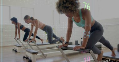 Spor giyim bölümünde pilates yaparken stüdyodaki yenilikçi barlara yaslanmış dijital kaplamalı üç kadın. Zindelik, sağlık, egzersiz, sağlık, hareket, eğitim, aktif