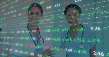 Gülümseyen tıbbi personel, koridordaki şeffaf ekrandaki finansal verileri stetoskoplarla inceliyor. Sağlık, profesyonellik, takım çalışması, dijital, analiz, işbirliği, modern