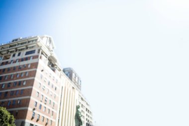 Açık gökyüzüne karşı bina görüntüsü