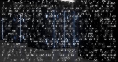 Parlayan sunucu, LED durum ışıkları ve ikili kod örtüsüyle veri merkezi zeminini aydınlatıyor. Teknoloji, veri, analiz, siber güvenlik, ağ oluşturma, modern, dijital