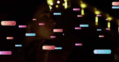 Dizgi ışıkları, yüzen yapay zeka simgeleriyle aydınlatılmış odada profilden yaslanan kadın, kopyalama alanı. Huysuz, gelecekçi, dijital, rahat, ortam, teknoloji, meditasyon