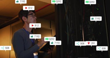 Bilgi Merkezi 'ndeki BT mühendisi izleme rafı, tablet kimlik kartı dijital simgeleri, kopyalama alanı denetleniyor. Teknoloji, siber güvenlik, veri yönetimi, profesyonel, dijital, altyapı, yenilik