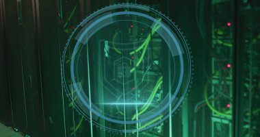 Veri merkezinde sarı yeşil kablolarla parlayan sunucu rafları yanıp sönen LED 'ler ve asma kilit HUD' ları var. Teknoloji, siber güvenlik, ağ, altyapı, veri, dijital, yenilik