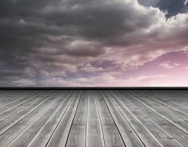 Mor gökyüzüne karşı ahşap tahtalar