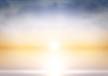 Parlak gökyüzünde gün batımının güzel manzarası