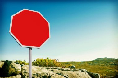 Dağ yolunda kırmızı yol işareti
