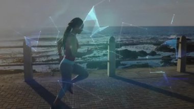 Dişi koşucu tahta kaldırım boyunca koşuya başlıyor, algılayıcılar da spor için kablo çerçevesi oluşturuyor. Dijital, fütüristik, atletik, sağIık, teknoloji, canlı, hareket