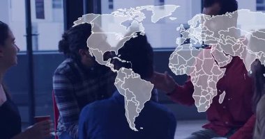 İş yerlerinde oturan meslektaşlar küresel erişimi gösteren ve kırmızı bardağı paylaşan bir harita oluşturuyorlar. İşbirliği, takım çalışması, beyin fırtınası, çeşitlilik, yenilik, tartışma, iletişim