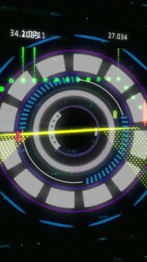 Neon yuvarlak tarayıcının animasyonu kara arkaplana karşı finansal veri işleme üzerinde dönüyor. Küresel finans ve iş arayüzü teknolojisi kavramı