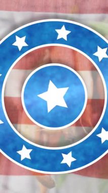 Amerika bayrağı üzerinde dönen yıldızlı mavi dairelerin animasyonu. Dijital bileşim, bağımsızlık, vatanseverlik, kutlama, özgürlük ve kimlik kavramı.