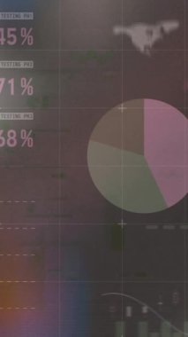 Gri arka planda finansal veri işleme animasyonu. küresel iş, veri işleme, dijital arayüz, teknoloji konsepti dijital olarak oluşturulmuş video.