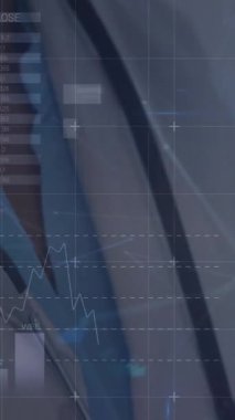 Afro-Amerikan kadın doktorların hastanede gülümsemeleriyle ilgili istatistiksel veri işleme animasyonu. Tıbbi sağlık ve iş verileri teknolojisi kavramı