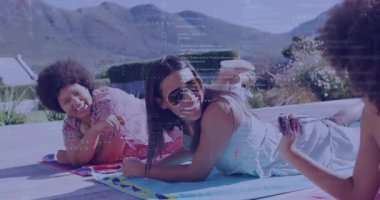 Avluda sohbet eden arkadaşlar, güneş gözlüğü sunan yeni gelen, sağlık için yükselen canlandırılmış kabarcıklar. Eğlence, eğlence, ahenk, açık hava, yaşam tarzı, hareketli, gündelik